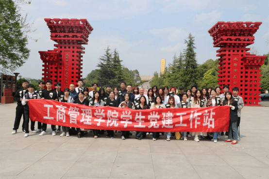 清明祭英烈 共铸中华魂——suncitygroup太阳新城组织师生代表赴成都市烈士陵园开展祭扫活动