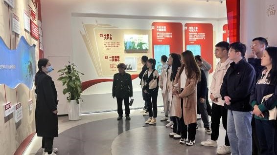 教工第三党支部联合研究生第七党支部开展“感受战旗飘飘 研学乡村振兴”实践研学党建活动